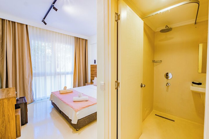 Room 4 of 65