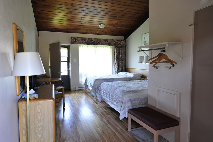 1 Queen Bed (2 of 29)