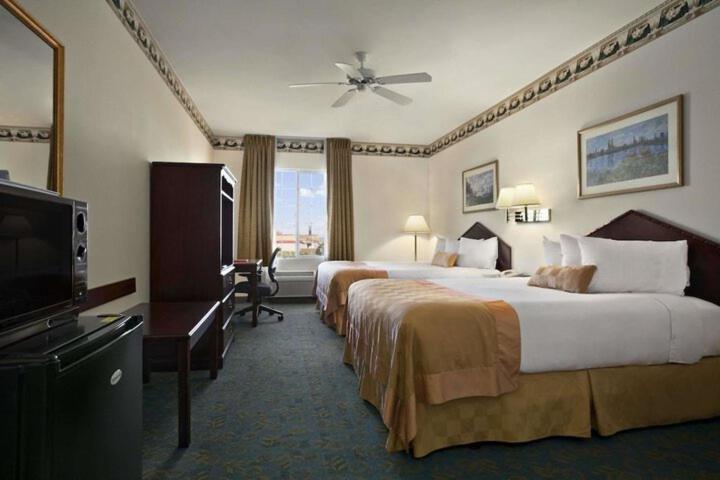 2 Queen Beds (1 of 4)