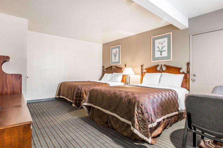 1 Queen Bed (9 of 26)