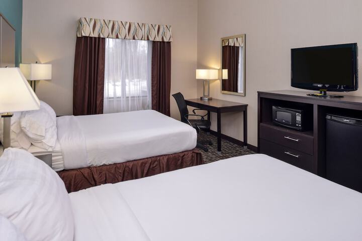 2 Queen Beds (6 of 11)