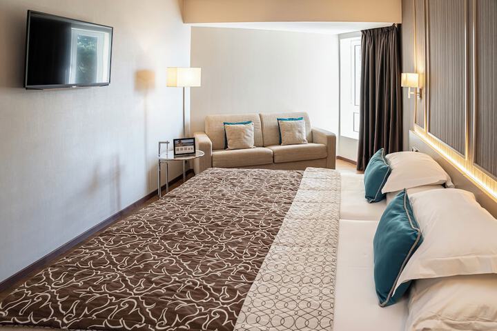 Room 32 of 106