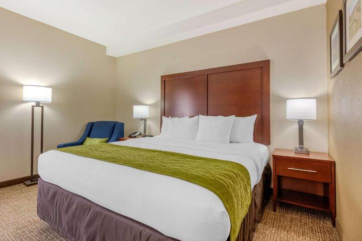 1 King Bed Accessible (13 of 13)