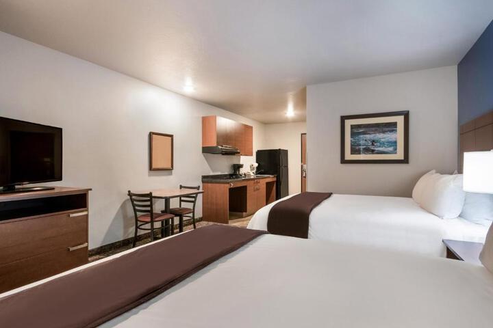 1 Queen Bed Mobility Accessible Hear Imp Roll in (12 of 16)