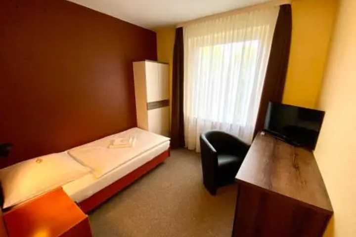 Room 4 of 12