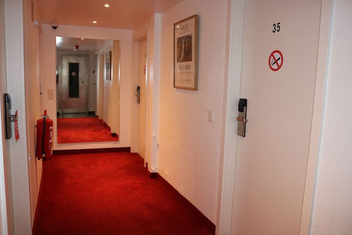 Ballroom/Hall 19 of 20
