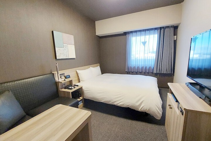 Room 7 of 18