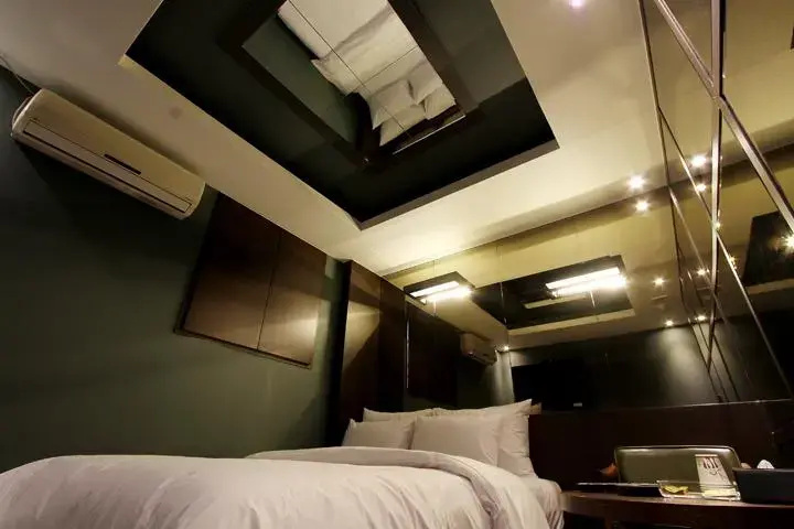 Room 3 of 10