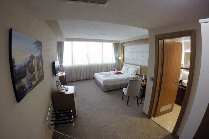 Room 5 of 38