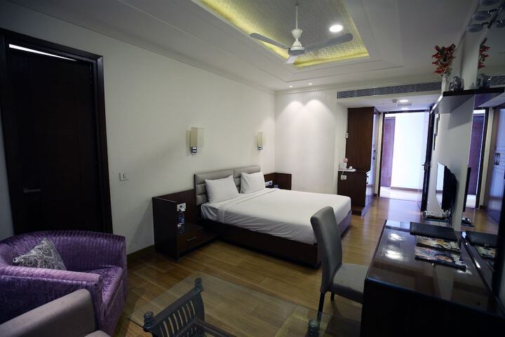 Room 9 of 19