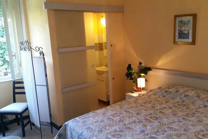 Room 2 of 25