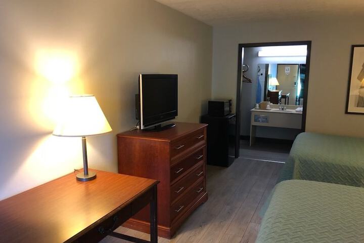 2 Queen Beds (2 of 7)