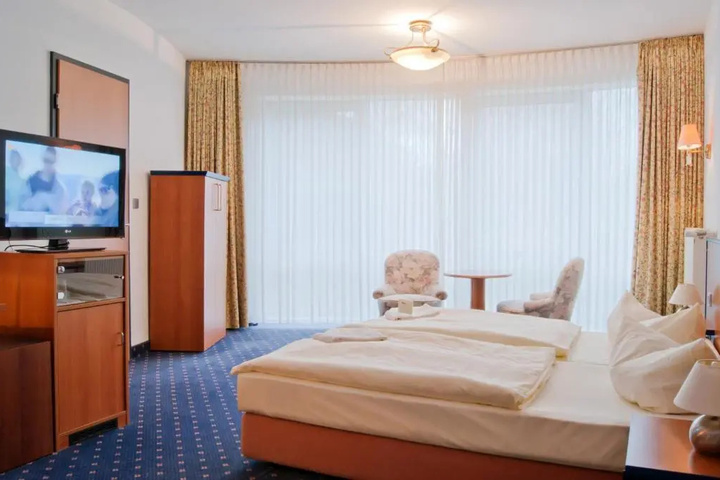 Room 4 of 16
