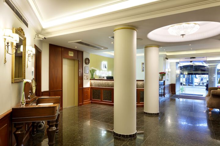 Entrance & Lobby