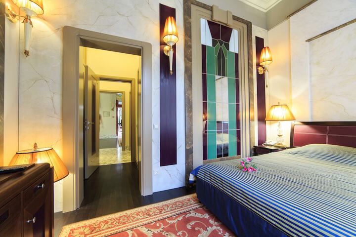 Room 53 of 117