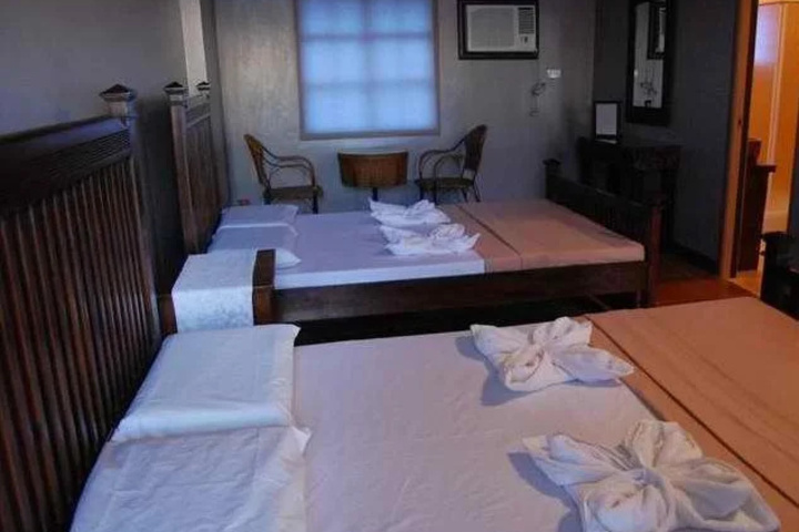 Room 4 of 17
