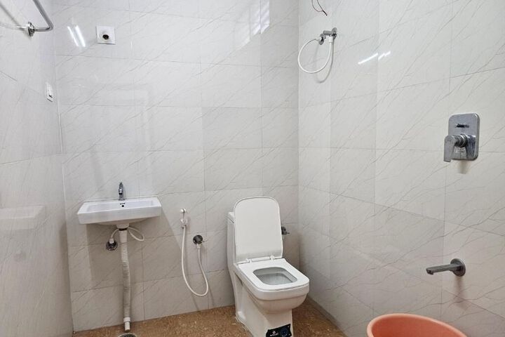 Room 4 of 10