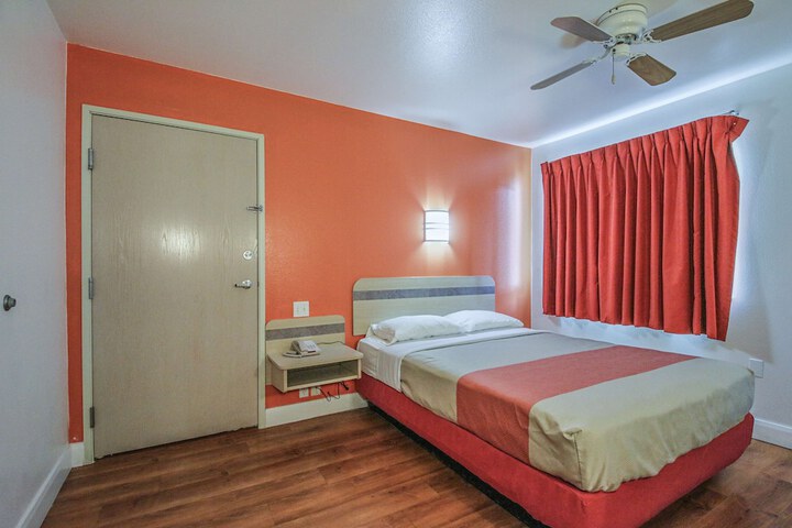 Room 7 of 33