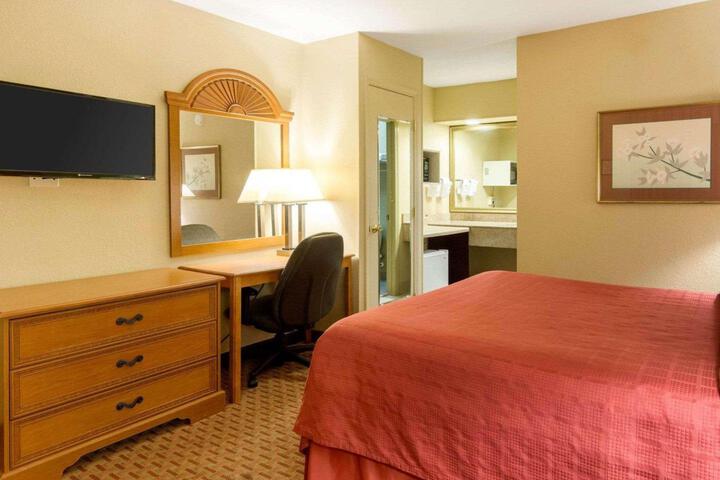 1 Queen Bed (1 of 5)