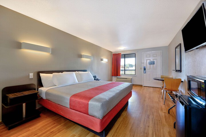 Room 8 of 35