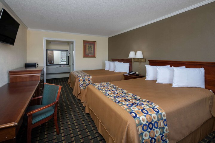 2 Double Beds (7 of 12)
