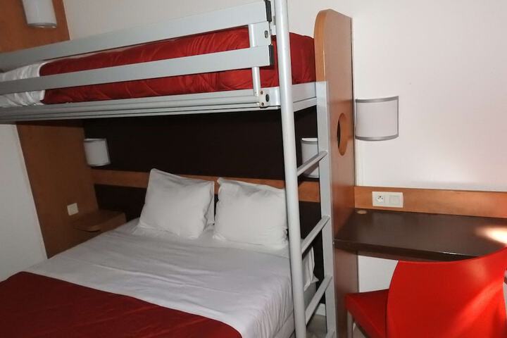 Room 8 of 32