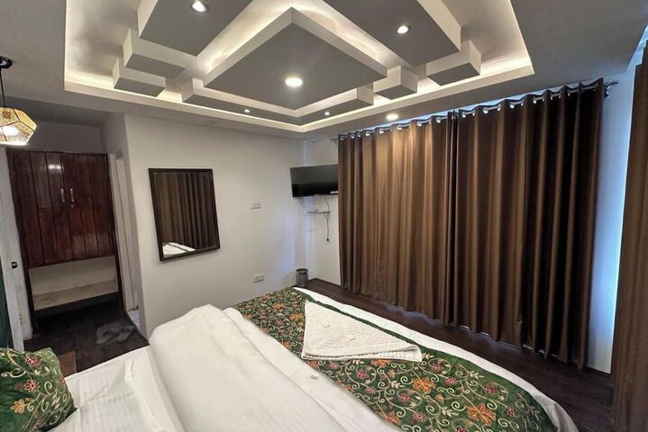 Room 5 of 13