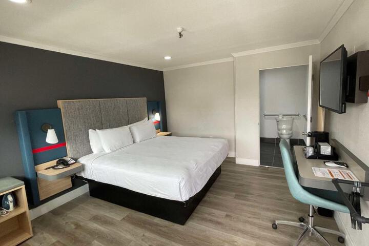 1 King Bed Microwave and Refrigerator Full Breakfast (7 of 23)