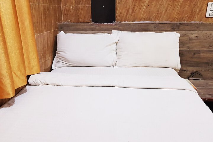 Room 7 of 16