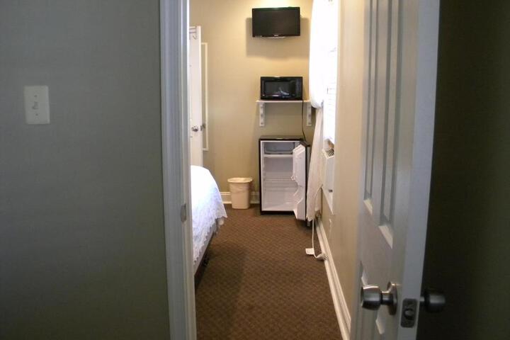 Economy Room 1 Queen Bed (6 of 26)