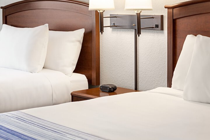 1 Queen Bed (14 of 20)