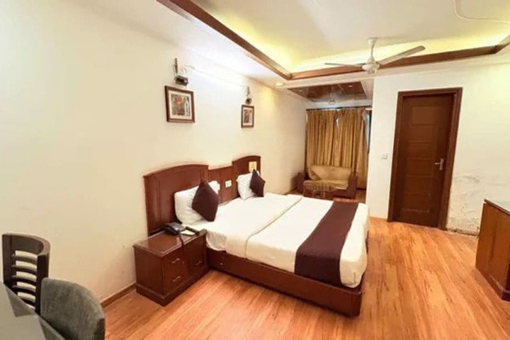 Room 4 of 18