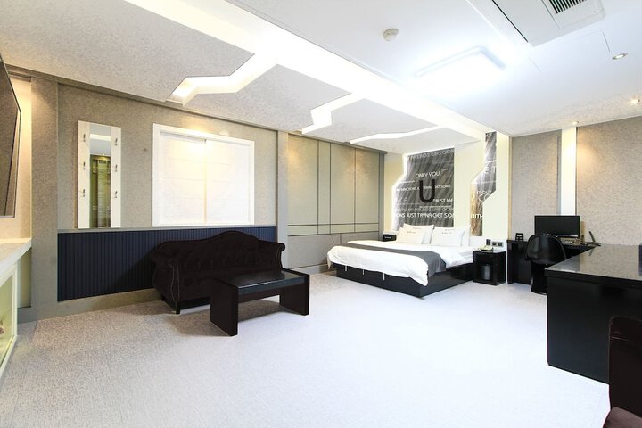 Room 10 of 80