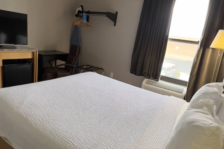 1 Queen Bed (3 of 11)