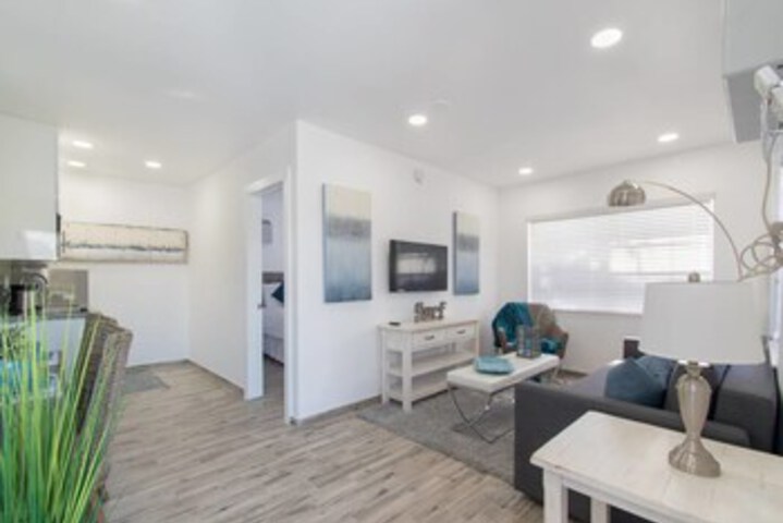 Trendy 1 BR W / parking Space & Walk to the Beach #8