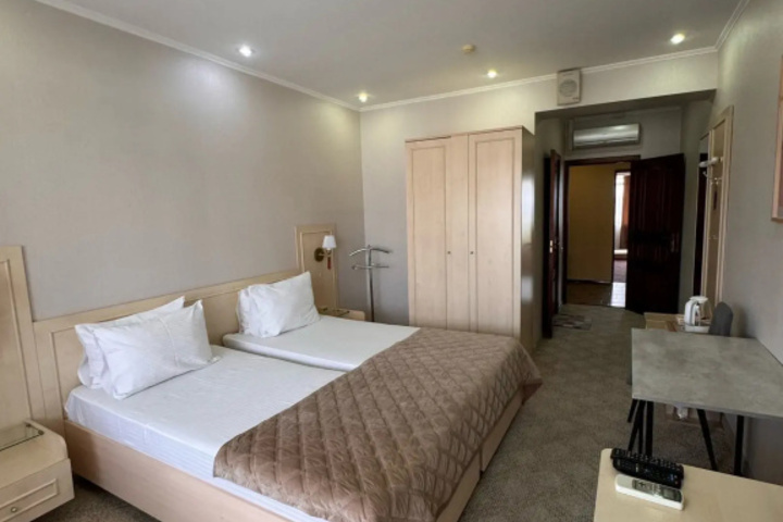 Room 9 of 11