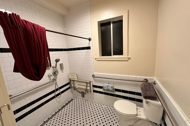 Basic Double Room 1 Queen Bed Shared Bathroom (12 of 14)