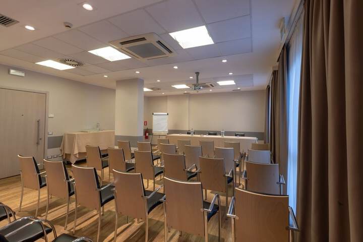 Business Center 32 of 33