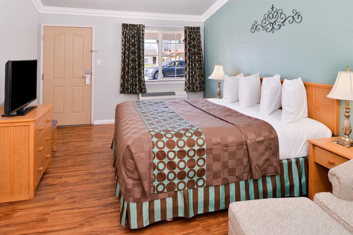 Standard King Bed Accessible (2 of 12)