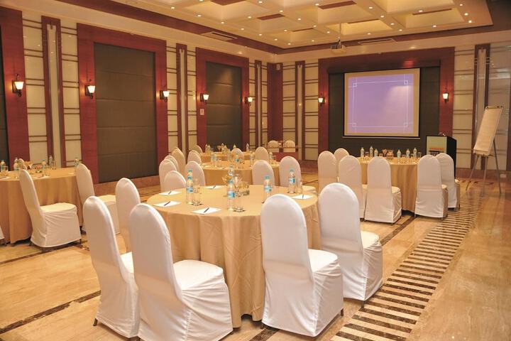 Ballroom/Hall 111 of 124