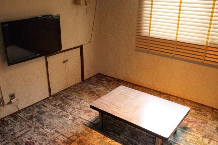 Room 4 of 16