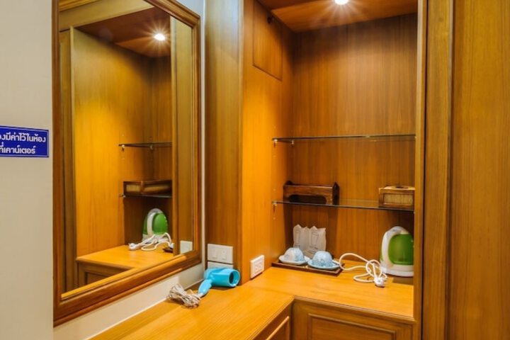Room 11 of 28