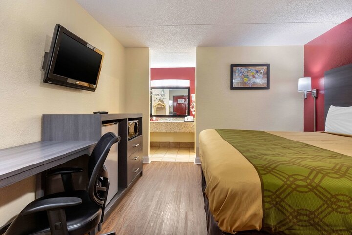 1 King Bed (5 of 8)