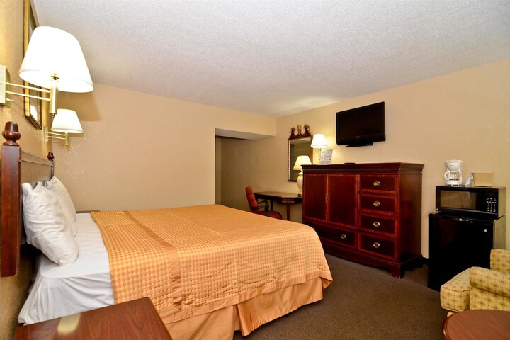 1 King Bed (1 of 4)