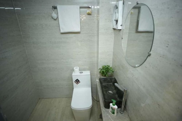Room 9 of 12