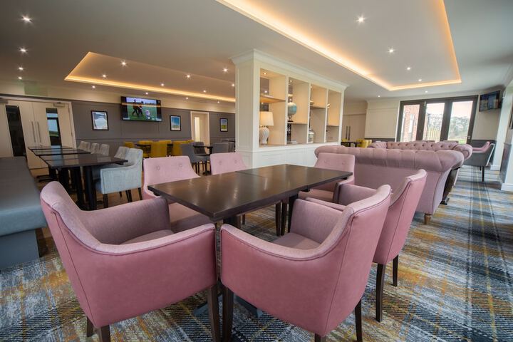 Lounge 85 of 104