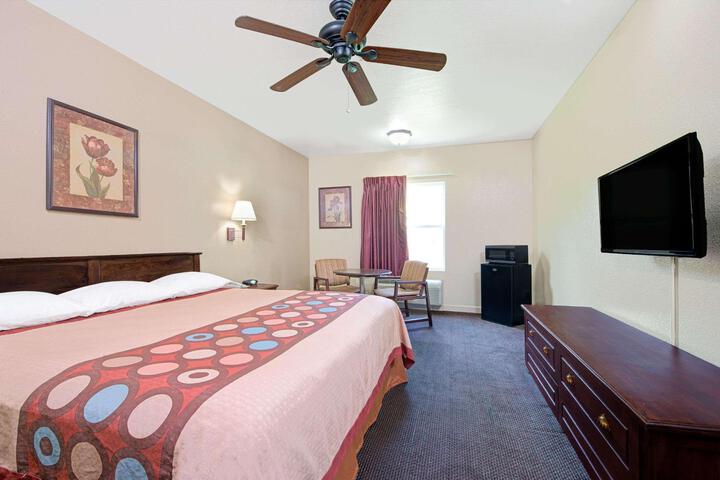 2 Queen Beds (2 of 8)
