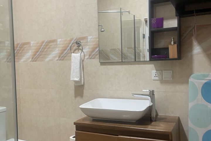 Room 4 of 165