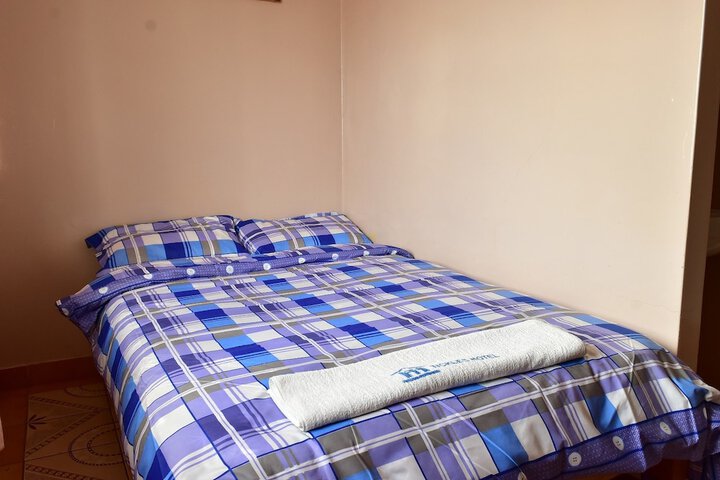 Room 10 of 32