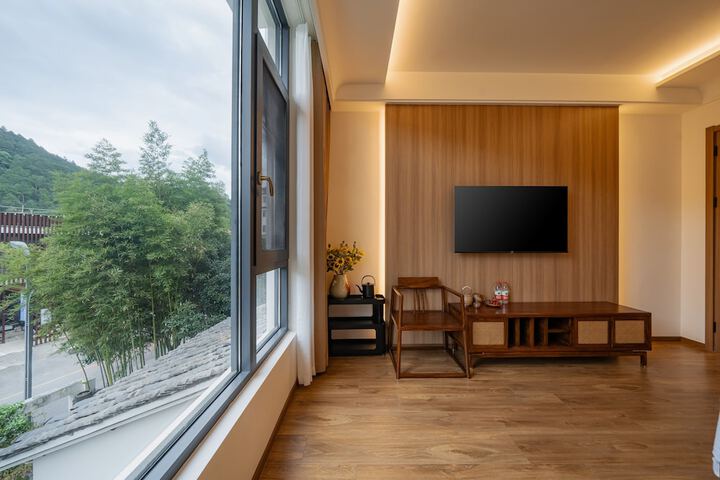 Room 6 of 80